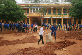 Đoàn thanh niên huyện Kim Bôi tham gia hoạt động tình nguyện tại trường THCS xã Hợp Kim (Kim Bôi).