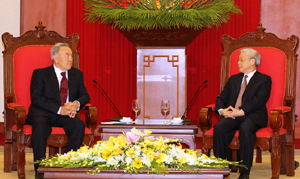 Tổng Bí thư Nguyễn Phú Trọng tiếp Tổng thống Cộng hòa Ca-dắc-xtan Nu-xun-tan Na-da-bai-ép.   
