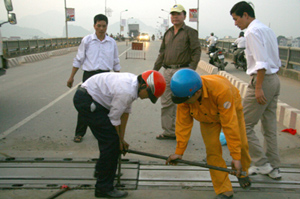 Cán bộ, công nhân Đoạn Quản lý đường bộ I khẩn trương khắc phục sự cố kỹ thuật trên cầu Hòa Bình.