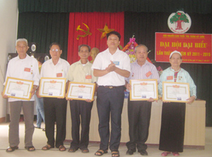 Chính quyền thị trấn Kỳ Sơn tổ chức tuyên dương, khen thưởng các hội viên người cao tuổi tiêu biểu giai đoạn 2007 -2011.