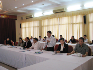 Các đại biểu QH tỉnh Hòa Bình thảo luận ở tổ.