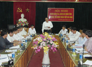 Đồng chí Đinh Duy Sơn, Phó Chủ tịch HĐND tỉnh phát biểu kết luận buổi giám sát tình hình KT-XH năm 2011 tại UBND TP Hòa Bình.