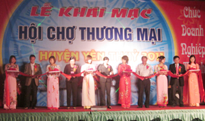 Lãnh đạo Sở Công thương, Trung tâm XTTM tỉnh và UBND huyện Yên Thủy cắt băng khai mạc hội chợ.