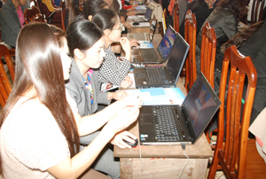 Các học viên thực hành đao loát và sử dụng phần mềm tại hội trường.