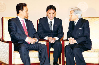 Thủ tướng Nguyễn Tấn Dũng hội kiến Nhật hoàng Akihito.
