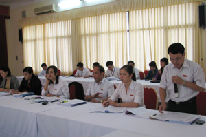 Các đại biểu QH tỉnh Hòa Bình thảo luận tại tổ.