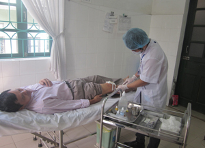 Bệnh nhân bị tai nạn thương tích được điều trị tại bệnh viện đa khoa thành phố Hòa Bình.