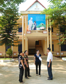 Cô giáo Phạm Ngọc Hoa (người đứng thứ hai từ phải sang) trao đổi công tác công đoàn với đồng nghiệp và lãnh đạo LĐLĐ huyện.