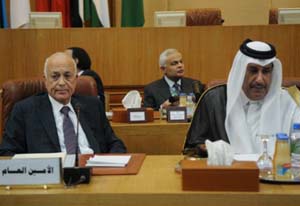 Tổng thư ký Liên đoàn Arab Nabil al-Arabi (trái), và Thủ tướng kiêm Bộ trưởng Ngoại giao Qatar Sheikh Hamad bin Jassem al-Thani. Ảnh: AFP.
