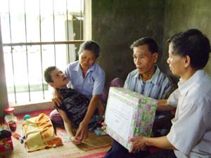 Cán bộ phòng  LĐ - TB & XH  huyện Lạc Thủy thăm hỏi, động viên gia đình nạn nhân chất độc da cam tại thị trấn Chi Nê.