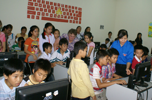 Thanh thiếu niên học tập, sinh hoạt tại TT HHĐTTN tham gia bầu chọn cho Vịnh Hạ Long tại phòng máy vi tính của Trung tâm.