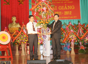 Thay mặt lãnh đạo tỉnh, đồng chí Bùi Văn Cửu, Phó Chủ tịch Thường trực UBND tỉnh tặng lẵng hoa chúc mừng nhà trường nhân ngày khai giảng. 

