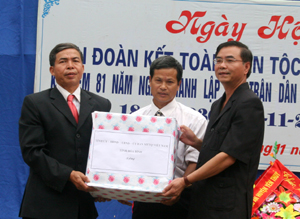 Đồng chí Hoàng Văn Tứ, UVTV, Giám đốc Sở NN&PTNT thay mặt lãnh đạo tỉnh tặng quà của Tỉnh ủy, HĐND, UBND, UBMTTQ tỉnh cho cán bộ và nhân dân xóm Yên Sơn.