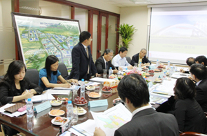 Lãnh đạo Ban Quản lý KCN tỉnh giới thiệu về môi trường đầu tư tại tỉnh Hòa Bình và KCN Lương Sơn.