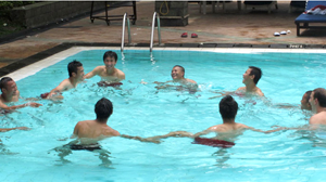 Các cầu thủ U-23 VN tập phục hồi thể lực tại hồ bơi sáng qua - Ảnh: Sĩ Huyên