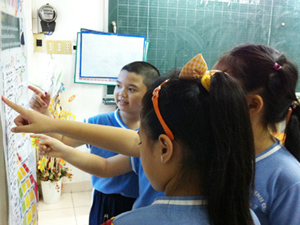 Học sinh Trường tiểu học Lương Định Của (Q.3, TP.HCM) đang xem lịch làm lớp trưởng của mình - Ảnh: B.Thanh