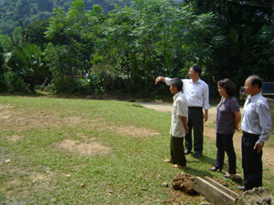 Ông Bùi Văn Hựng (đứng thứ tư từ phải sang) và diện tích đất đã hiến cho xã xây dựng chi trường mầm non xóm Đừng.