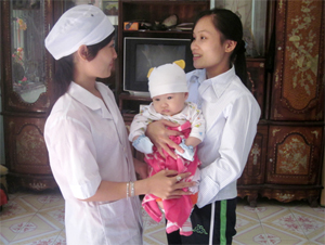 Cán bộ y tế xã Đồng Bảng thăm khám, tư vấn chế độ dinh dưỡng cho trẻ dưới 2 tuổi.