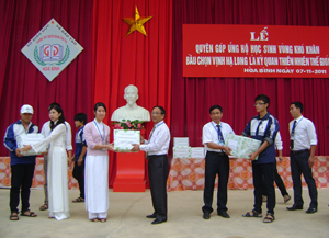 Đại diện lãnh đạo trường THPT chuyên Hoàng Văn Thụ nhận những phần quà của học sinh ủng hộ