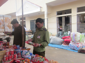 Lực lượng QLTT huyện Cao Phong kiểm tra, kiểm soát thị trường tại các chợ phiên (Ảnh chụp tại chợ Nông sản Bưng)