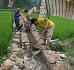 Nông dân huyện Kim Bôi thực hiện kiên cố hóa kênh mương, nâng cao hiệu quả dẫn nước về đồng phục vụ sản xuất nông nghiệp.