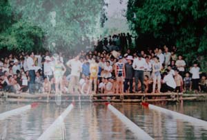 Hàng năm, giải bơi lội huyên Kim Bôi luôn thu hút sự tham gia của đông đảo các VĐV, người hâm mộ. ảnh 1 giải thi đấu được tổ chức tại xã Kim Truy.