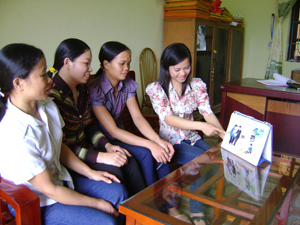 Cán bộ và CTV dân số xã Hợp Thành (Kỳ Sơn) trao đổi kinh nghiệm tuyên truyền về DS /KHHGĐ ở cơ sở.