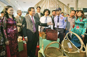 Bí thư Thành ủy Hà Nội Phạm Quang Nghị thăm một gian hàng tại Hội chợ