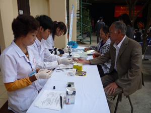 Nhân dân trong tỉnh tham gia khám, điều trị đái tháo đường tại Bệnh viện Nội tiết.