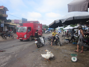Tình trạng họp chợ lấn chiếm lòng, lề đường gây mất ATGT thường xuyên xảy ra tại điểm chợ Bãi Nai.
