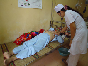 Bệnh nhân Nguyễn Thị Mài, xã Ngọc Lương (Yên Thủy) bị biến chứng của bệnh đái tháo đường phải cắt bỏ 1/2 bàn chân phải.