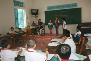 Một buổi học âm nhạc của các em hoạc sinh lớp 2, trường TH thị trấn Mai Châu.