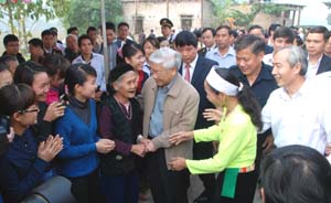 Đồng chí Tổng Bí thư Nguyễn Phú Trọng ân cần thăm hỏi nhân dân xóm Cầu, xã Bắc Sơn. Ảnh: Minh Tuấn