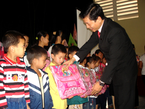 Lãnh đạo Công ty Bảo hiểm Nhân thọ Prudential Việt Nam trao quà cho các em học sinh nghèo vượt khó của huyện Mai Châu.