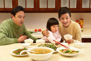 Tạo không khí vui vẻ, ấm áp trong bữa ăn giúp trẻ ăn ngon miệng.