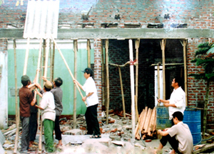 Nhân dân thôn Yên Bình, xã Đoàn Kết hỗ trợ ngày công giúp hộ nghèo xây dựng nhà đại đoàn kết.