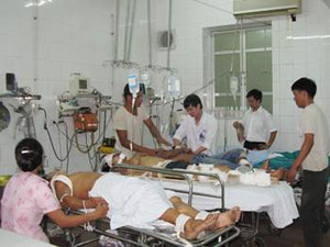 Cấp cứu tai nạn giao thông tại Bệnh viện Việt Đức.Ảnh: PV 

