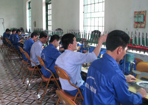 Các học viên tại Trung tâm Chữa bệnh-giáo dục - lao động & xã hội tỉnh được dạy nghề làm đá mỹ nghệ.