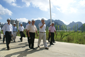 Lãnh đạo tỉnh và các ngành chức năng thăm Nhà máy xi măng Hòa Bình công suất 1.500 tấn clanker/ng đêm tại xã Trung Sơn, vùng Nam công nghiệp Lương Sơn.