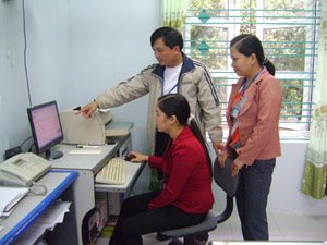Cán bộ Phòng Nội vụ huyện Kim Bôi thường xuyên trao đổi  chuyên môn nghiệp vụ nâng cao hiệu quả làm việc.