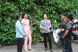 Cán bộ Chi cục DS-KHHGĐ tỉnh trao đổi phương pháp tuyên truyền về  mất cân bằng giới tính khi sinh  với các cộng tác viên dân số huyện Đà Bắc.
