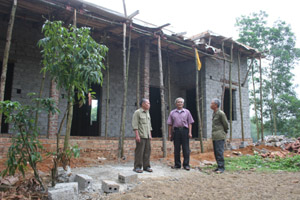 Hội NCT huyện Lạc Thủy thực hiện hiệu quả việc vận động xây dựng các công trình phúc lợi tại địa phương. Trong ảnh: Chi hội NCT khu 7, thị trấn Chi Nê (Lạc Thủy) tham gia xây dựng NVH khu.
