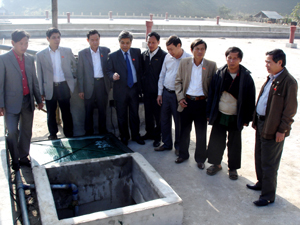 Đoàn công tác Ban VHXH & DT - HĐND tỉnh thăm công trình bể chứa nước sạch phục vụ dân sinh được triển khai xây dựng từ nguồn vốn Chương trình 135 trên địa bàn xã Hang Kia.