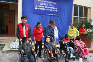 Đồng chí Nguyễn Văn Dũng, Phó Chủ tịch UBND cùng lãnh đạo Hội CTĐ tỉnh trao xe lăn cho các em nhỏ khuyết tật.