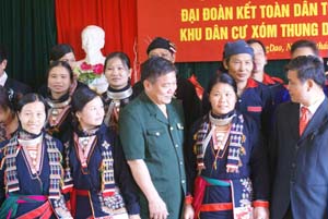 Đồng chí Hoàng Việt Cường, Bí thư Tỉnh ủy trò chuyện thân mật với cán bộ và nhân dân xóm Thung Dao, xã Tú Sơn, huyện Kim Bôi.
