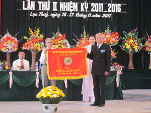 Lãnh đạo tỉnh Hội Cựu TNXP tỉnh tặng cờ đơn vị xuất sắc 5 năm 2011- 2016 cho Hội cựu TNXP huyện Lạc Thủy.
 
