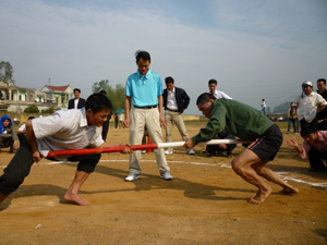Một trận đẩy gậy tại giải thể thao huyện Kỳ Sơn năm 2011.
