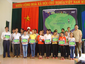 Lãnh đạo, đại diện huyện Kỳ Sơn và tổ chức Childfund trao giấy chứng nhận phóng viên nhỏ cho các em.