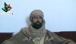 Saif al-Islam Gadhafi trong cuộc trả lời phỏng vấn với một nhóm phóng viên.
