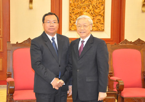 Tổng Bí thư Nguyễn Phú Trọng tiếp đồng chí Chương Xổm-bun-khẳn, Bí thư Trung ương Đảng, Trưởng Ban Tuyên huấn Trung ương Đảng NDCM Lào.  
